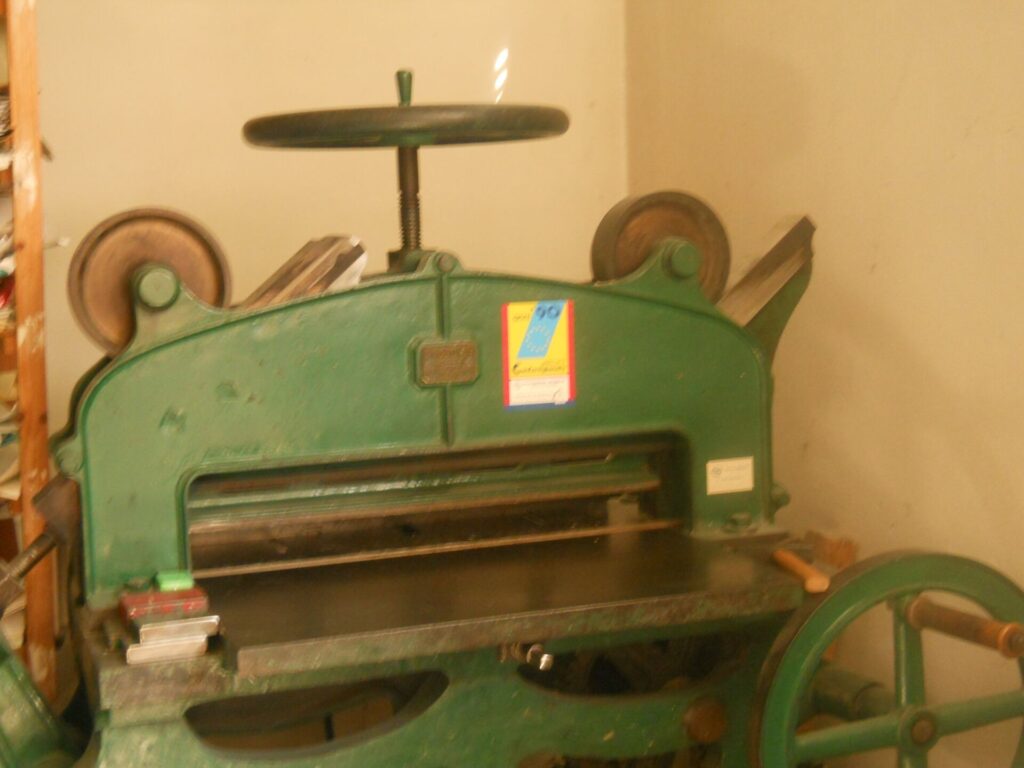 Taglierina manuale storica, presente in legatoria dalle origini